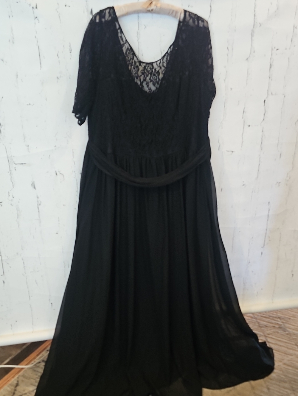 Elegant Black Lace Evening Dress - Classic Women's Gown